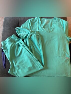 FIGS Scrub Set - Surgical Green Top & Pants